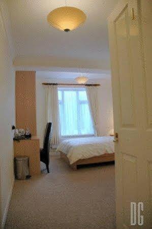 White Gates Hotel Binfield Esterno foto