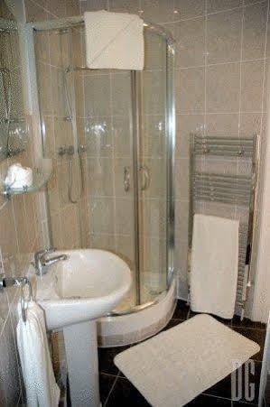 White Gates Hotel Binfield Esterno foto